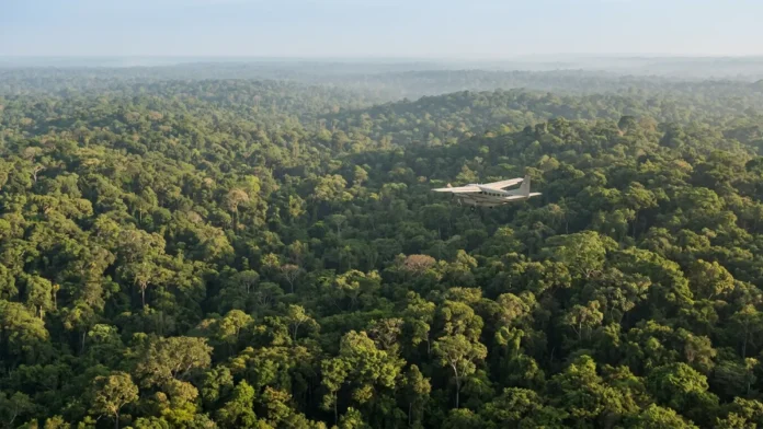 Lidar dispara 1 pulso de laser do avião e transforma 2 sinais, da copa e do solo, em relevo amazônico sem vegetação Lidar dispara 1 pulso de laser do avião e transforma 2 sinais, da copa e do solo, em relevo amazônico sem vegetação
