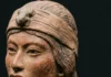 Estatuetas tapajônicas mostram homens e mulheres com um adorno e uma faixa no cabelo ligada à posição social Estatuetas tapajônicas mostram homens e mulheres com um adorno e uma faixa no cabelo ligada à posição social