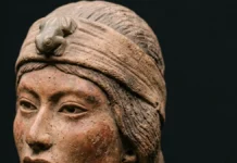 Estatuetas tapajônicas mostram homens e mulheres com um adorno e uma faixa no cabelo ligada à posição social Estatuetas tapajônicas mostram homens e mulheres com um adorno e uma faixa no cabelo ligada à posição social