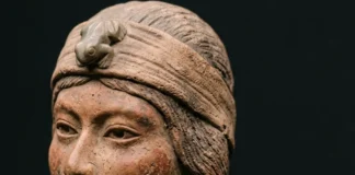 Estatuetas tapajônicas mostram homens e mulheres com um adorno e uma faixa no cabelo ligada à posição social Estatuetas tapajônicas mostram homens e mulheres com um adorno e uma faixa no cabelo ligada à posição social