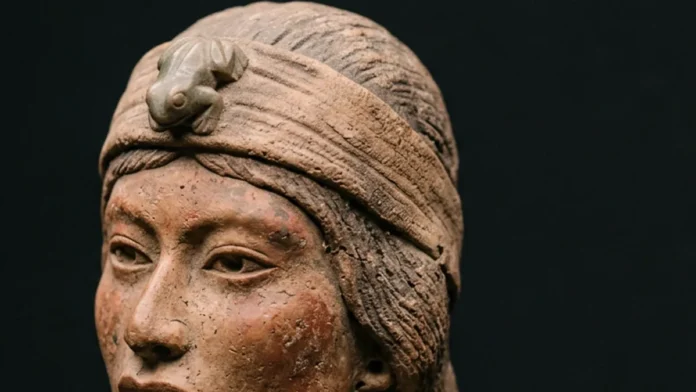 Estatuetas tapajônicas mostram homens e mulheres com um adorno e uma faixa no cabelo ligada à posição social