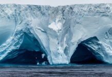 A23a maior iceberg do mundo que percorreu o oceano por 40 anos, girou no mar e terminou reduzido a fragmentos na Antártida A23a maior iceberg do mundo que percorreu o oceano por 40 anos, girou no mar e terminou reduzido a fragmentos na Antártida