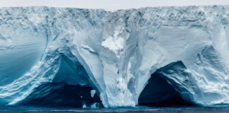 A23a maior iceberg do mundo que percorreu o oceano por 40 anos, girou no mar e terminou reduzido a fragmentos na Antártida A23a maior iceberg do mundo que percorreu o oceano por 40 anos, girou no mar e terminou reduzido a fragmentos na Antártida