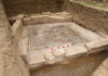 Mosaico romano de 1.800 anos revela nomes de gato e cão em vila luxuosa na costa da Turquia Mosaico romano de 1.800 anos revela nomes de gato e cão em vila luxuosa na costa da Turquia