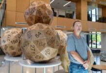 Dado de 60 faces criado para decidir quem começa um jogo chega à exibição com matemática incomum Dado de 60 faces criado para decidir quem começa um jogo chega à exibição com matemática incomum