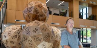 Dado de 60 faces criado para decidir quem começa um jogo chega à exibição com matemática incomum Dado de 60 faces criado para decidir quem começa um jogo chega à exibição com matemática incomum