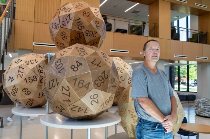 Dado de 60 faces criado para decidir quem começa um jogo chega à exibição com matemática incomum