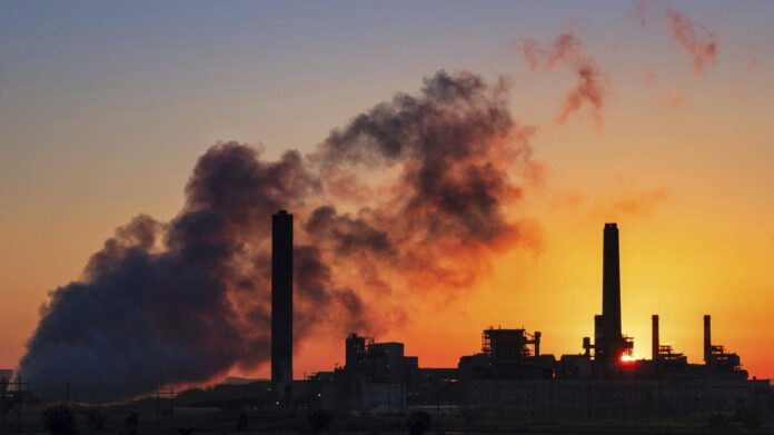 Trump derruba limites para usinas fósseis, reabre disputa climática e ameaça avanço obtido nos EUA Trump derruba limites para usinas fósseis, reabre disputa climática e ameaça avanço obtido nos EUA