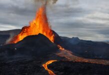 Prever erupções pode exigir olhar 20 km abaixo do solo, onde o magma revela o ritmo do evento Prever erupções pode exigir olhar 20 km abaixo do solo, onde o magma revela o ritmo do evento