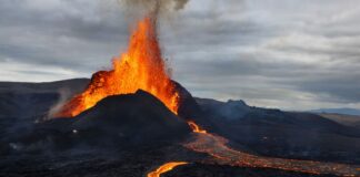 Prever erupções pode exigir olhar 20 km abaixo do solo, onde o magma revela o ritmo do evento Prever erupções pode exigir olhar 20 km abaixo do solo, onde o magma revela o ritmo do evento
