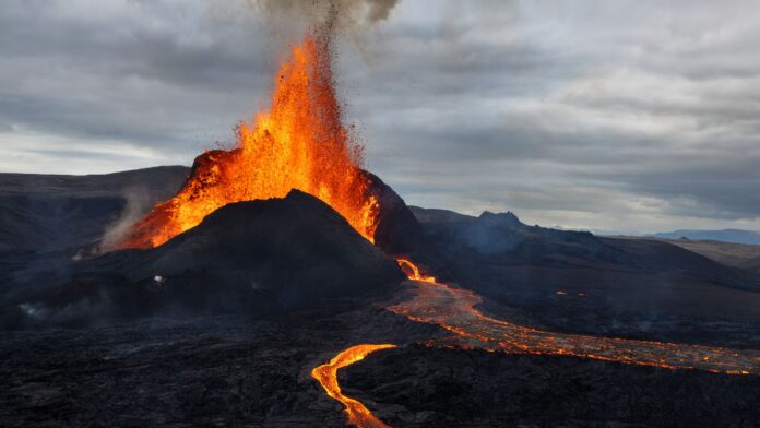 Prever erupções pode exigir olhar 20 km abaixo do solo, onde o magma revela o ritmo do evento Prever erupções pode exigir olhar 20 km abaixo do solo, onde o magma revela o ritmo do evento