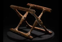 Cadeira dobrável enterrada há 3.400 anos revela o prestígio de um chefe da Idade do Bronze Cadeira dobrável enterrada há 3.400 anos revela o prestígio de um chefe da Idade do Bronze