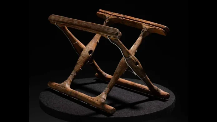 Cadeira dobrável enterrada há 3.400 anos revela o prestígio de um chefe da Idade do Bronze