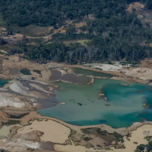 Garimpo cresce 562% em terras indígenas, contamina bacias e agrava secas que já ameaçam comunidades Garimpo cresce 562% em terras indígenas, contamina bacias e agrava secas que já ameaçam comunidades