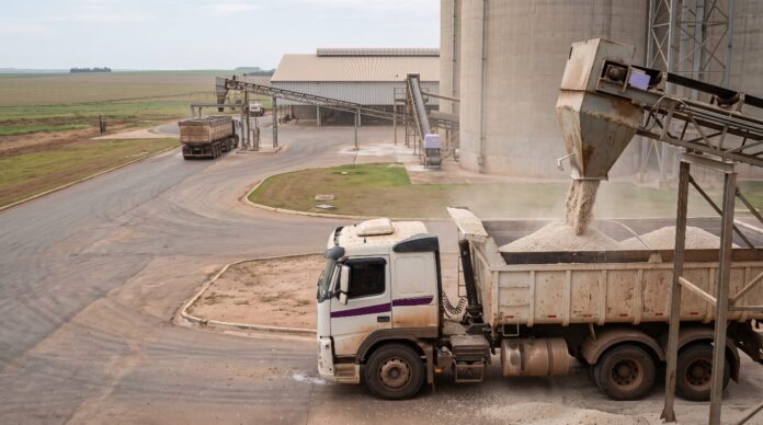 Brasil depende do exterior para 93% dos fertilizantes, paga 14,4% mais por tonelada e leva dados ao talhão Brasil depende do exterior para 93% dos fertilizantes, paga 14,4% mais por tonelada e leva dados ao talhão