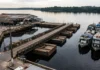 Em 1906, ingleses instalaram ponte flutuante no porto de Manaus que acompanha o rio Negro e recebe navios até durante a seca Em 1906, ingleses instalaram ponte flutuante no porto de Manaus que acompanha o rio Negro e recebe navios até durante a seca