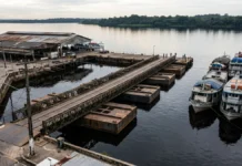 Em 1906, ingleses instalaram ponte flutuante no porto de Manaus que acompanha o rio Negro e recebe navios até durante a seca Em 1906, ingleses instalaram ponte flutuante no porto de Manaus que acompanha o rio Negro e recebe navios até durante a seca