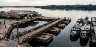 Em 1906, ingleses instalaram ponte flutuante no porto de Manaus que acompanha o rio Negro e recebe navios até durante a seca Em 1906, ingleses instalaram ponte flutuante no porto de Manaus que acompanha o rio Negro e recebe navios até durante a seca