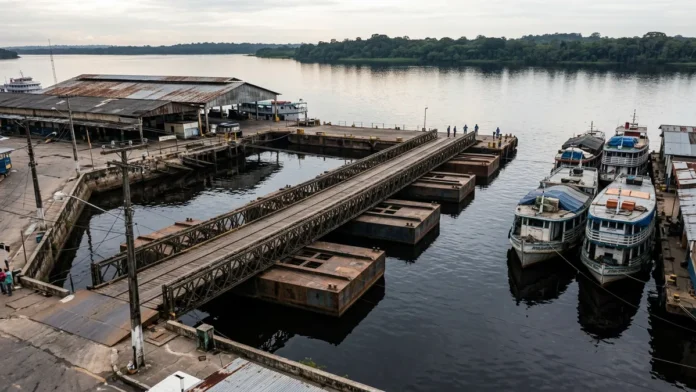 Em 1906, ingleses instalaram ponte flutuante no porto de Manaus que acompanha o rio Negro e recebe navios até durante a seca Em 1906, ingleses instalaram ponte flutuante no porto de Manaus que acompanha o rio Negro e recebe navios até durante a seca