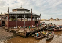 Peças pré-fabricadas chegam da Inglaterra e de Nova York a Belém, estrutura ganha 12 lados e abre o Mercado de Ferro em 1901 Peças pré-fabricadas chegam da Inglaterra e de Nova York a Belém, estrutura ganha 12 lados e abre o Mercado de Ferro em 1901