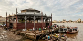Peças pré-fabricadas chegam da Inglaterra e de Nova York a Belém, estrutura ganha 12 lados e abre o Mercado de Ferro em 1901 Peças pré-fabricadas chegam da Inglaterra e de Nova York a Belém, estrutura ganha 12 lados e abre o Mercado de Ferro em 1901
