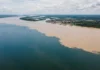 Tapajós azul e Amazonas barrento correm lado a lado por até 10 quilômetros em Santarém antes de misturar suas águas Tapajós azul e Amazonas barrento correm lado a lado por até 10 quilômetros em Santarém antes de misturar suas águas
