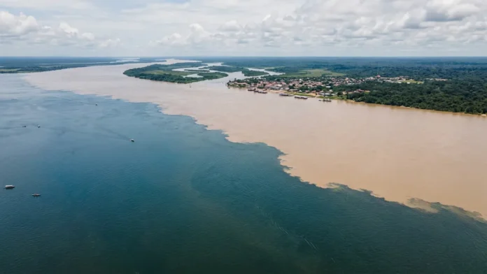 Tapajós azul e Amazonas barrento correm lado a lado por até 10 quilômetros em Santarém antes de misturar suas águas Tapajós azul e Amazonas barrento correm lado a lado por até 10 quilômetros em Santarém antes de misturar suas águas