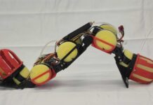 Robô de 50 cm bombeia água no próprio corpo, sobe degraus de 15 cm e nada mais rápido em testes Robô de 50 cm bombeia água no próprio corpo, sobe degraus de 15 cm e nada mais rápido em testes