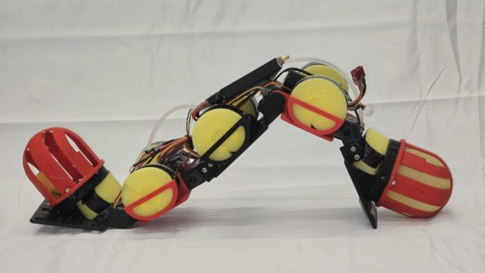 Robô de 50 cm bombeia água no próprio corpo, sobe degraus de 15 cm e nada mais rápido em testes Robô de 50 cm bombeia água no próprio corpo, sobe degraus de 15 cm e nada mais rápido em testes