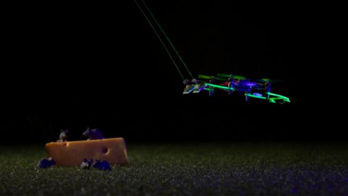 Drones de menos de 100 gramas usam bigodes artificiais para voar no escuro e encontrar saídas Drones de menos de 100 gramas usam bigodes artificiais para voar no escuro e encontrar saídas