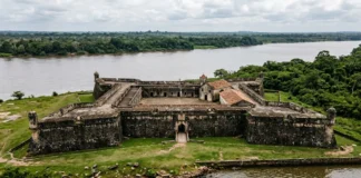 Portugal levou 18 anos para erguer fortaleza de 84 mil metros quadrados em Macapá com pedra trazida de 32 quilômetros e a obra segue de pé Portugal levou 18 anos para erguer fortaleza de 84 mil metros quadrados em Macapá com pedra trazida de 32 quilômetros e a obra segue de pé