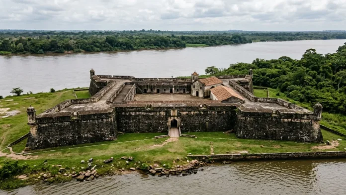 Portugal levou 18 anos para erguer fortaleza de 84 mil metros quadrados em Macapá com pedra trazida de 32 quilômetros e a obra segue de pé Portugal levou 18 anos para erguer fortaleza de 84 mil metros quadrados em Macapá com pedra trazida de 32 quilômetros e a obra segue de pé