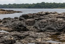 Rio Negro baixa em Manaus, seca expõe rostos humanos gravados em pedra há cerca de dois mil anos nas Lajes Rio Negro baixa em Manaus, seca expõe rostos humanos gravados em pedra há cerca de dois mil anos nas Lajes