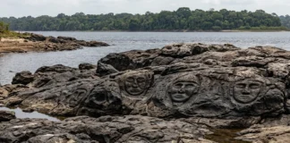 Rio Negro baixa em Manaus, seca expõe rostos humanos gravados em pedra há cerca de dois mil anos nas Lajes Rio Negro baixa em Manaus, seca expõe rostos humanos gravados em pedra há cerca de dois mil anos nas Lajes