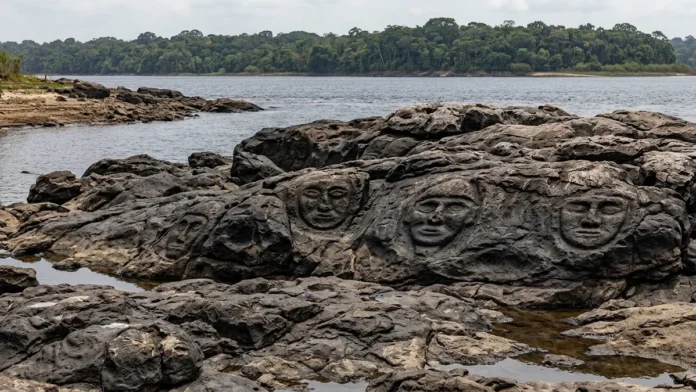 Rio Negro baixa em Manaus, seca expõe rostos humanos gravados em pedra há cerca de dois mil anos nas Lajes
