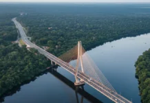 A maior ponte estaiada do Brasil por extensão percorre 3.595 metros sobre o rio Negro e liga Manaus a Iranduba com mastro de 190 metros A maior ponte estaiada do Brasil por extensão percorre 3.595 metros sobre o rio Negro e liga Manaus a Iranduba com mastro de 190 metros
