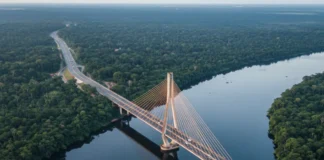 A maior ponte estaiada do Brasil por extensão percorre 3.595 metros sobre o rio Negro e liga Manaus a Iranduba com mastro de 190 metros A maior ponte estaiada do Brasil por extensão percorre 3.595 metros sobre o rio Negro e liga Manaus a Iranduba com mastro de 190 metros