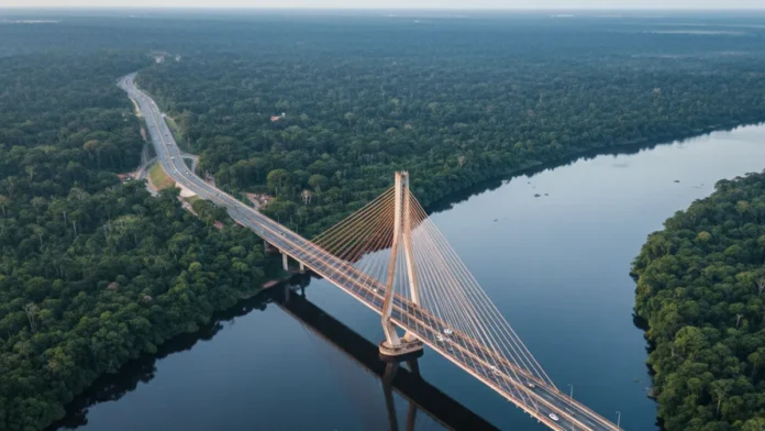 A maior ponte estaiada do Brasil por extensão percorre 3.595 metros sobre o rio Negro e liga Manaus a Iranduba com mastro de 190 metros