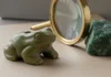 Muiraquitã verde em forma de sapo atravessa a arqueologia e uma hipótese tenta explicar como pedra dura foi perfurada Muiraquitã verde em forma de sapo atravessa a arqueologia e uma hipótese tenta explicar como pedra dura foi perfurada
