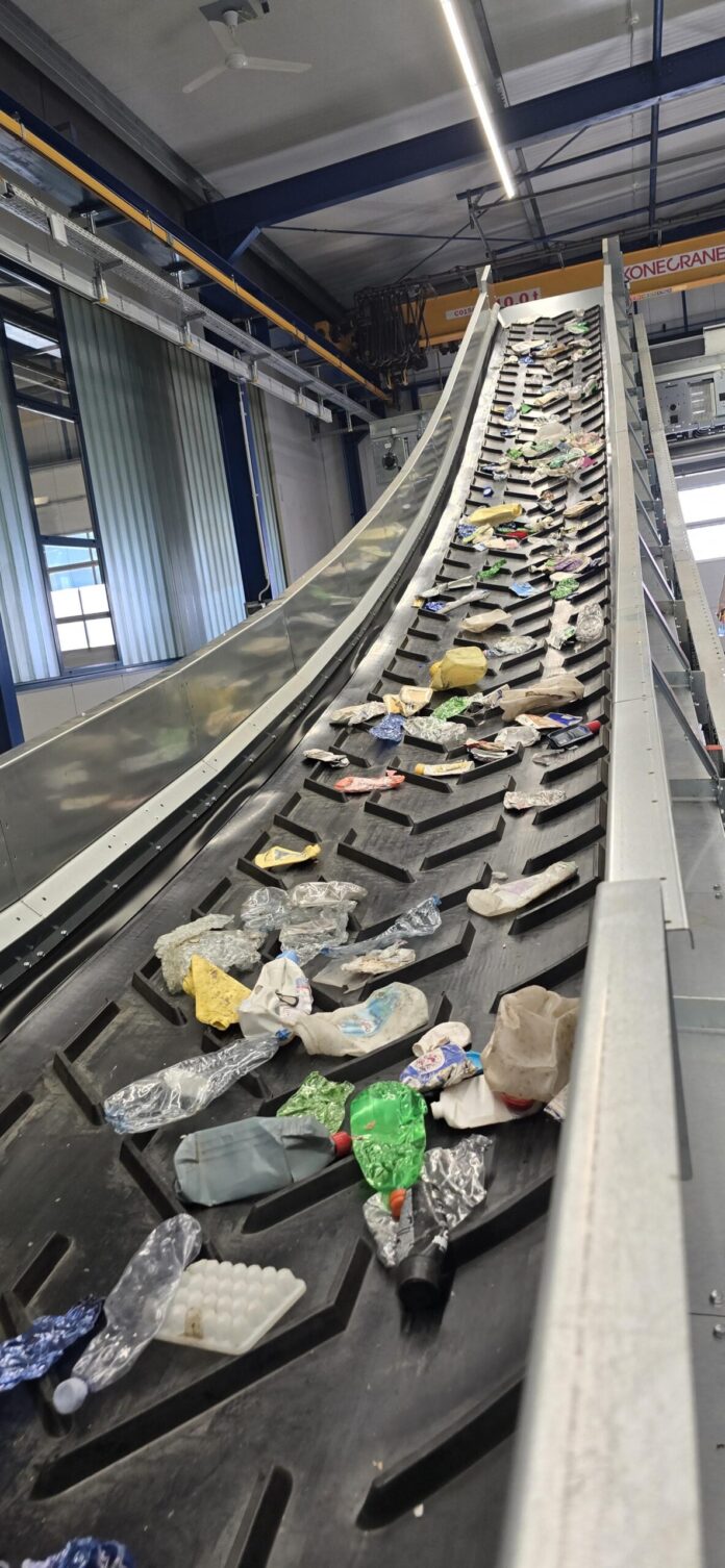 STADLER reúne 50 participantes de 10 países, testa plásticos e inaugura centro de 2.160 m² STADLER reúne 50 participantes de 10 países, testa plásticos e inaugura centro de 2.160 m²