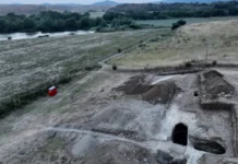 Após 137 anos de busca, túmulo etrusco em Vulci revela armas, ouro e banquete de elite Após 137 anos de busca, túmulo etrusco em Vulci revela armas, ouro e banquete de elite