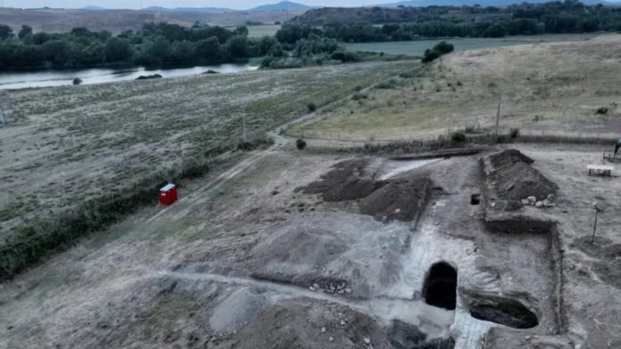 Após 137 anos de busca, túmulo etrusco em Vulci revela armas, ouro e banquete de elite Após 137 anos de busca, túmulo etrusco em Vulci revela armas, ouro e banquete de elite