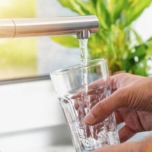 Estudo detecta substâncias que alteram hormônios na água potável e médico pede testes antes de alarmar Estudo detecta substâncias que alteram hormônios na água potável e médico pede testes antes de alarmar
