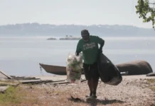 Pescadores retiram 730 toneladas de resíduos do mar desde 2021 e transformam coleta em renda Pescadores retiram 730 toneladas de resíduos do mar desde 2021 e transformam coleta em renda