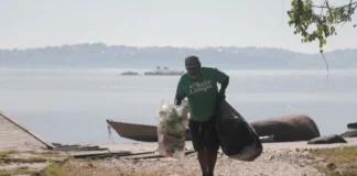 Pescadores retiram 730 toneladas de resíduos do mar desde 2021 e transformam coleta em renda Pescadores retiram 730 toneladas de resíduos do mar desde 2021 e transformam coleta em renda