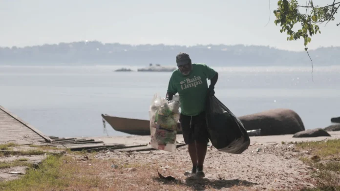 Pescadores retiram 730 toneladas de resíduos do mar desde 2021 e transformam coleta em renda