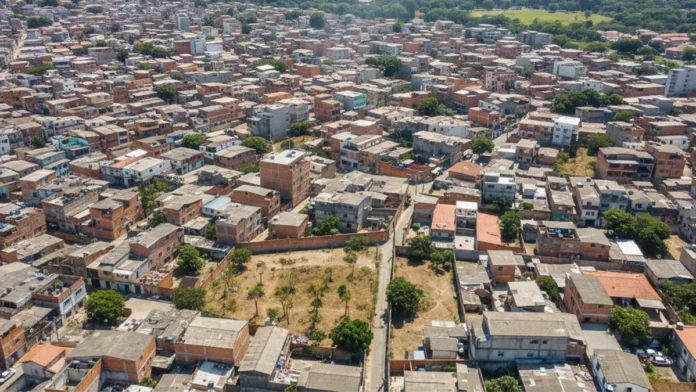 Paraisópolis registra superfícies de até 45°C no verão enquanto Morumbi fica em média a 30°C e estudo relaciona diferença à arborização Paraisópolis registra superfícies de até 45°C no verão enquanto Morumbi fica em média a 30°C e estudo relaciona diferença à arborização