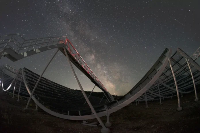 Telescópio CHIME capta hidrogênio de 5 bilhões de anos e abre novo caminho para investigar a energia escura
