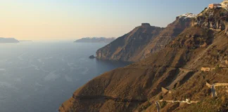 Água recuou e ondas de 20 metros atingiram Santorini em 1650; estudo revela a sequência por trás do tsunami Água recuou e ondas de 20 metros atingiram Santorini em 1650; estudo revela a sequência por trás do tsunami