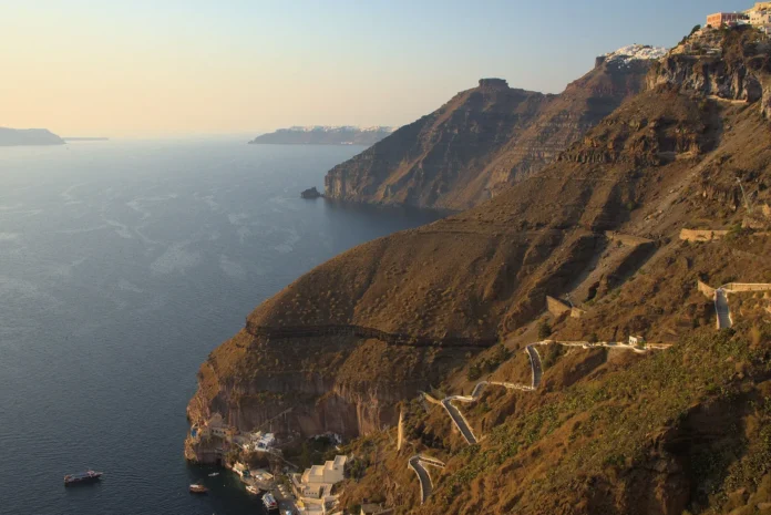 Água recuou e ondas de 20 metros atingiram Santorini em 1650; estudo revela a sequência por trás do tsunami